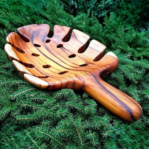 patera z drewna egzotycznego - teku
patera ozdobna, na owoce
w kształcie liścia monstery 
wymiary 47x26x5cm