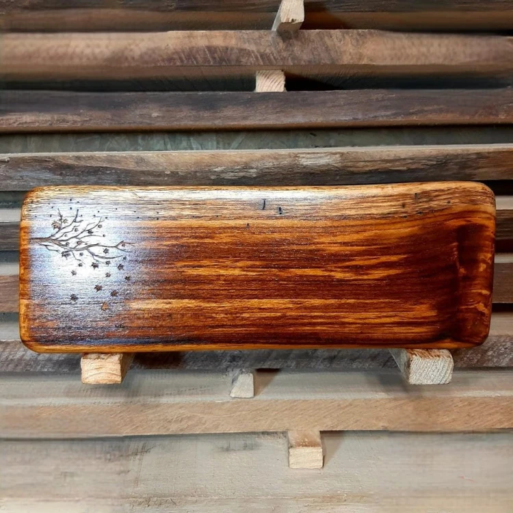 deska do podawania przystawek - tekowa
deska po lewej stronie na wypalony ozdobny wzór - konar drzewa z opadającymi liśćmi 
wymiary deski 13x37cm