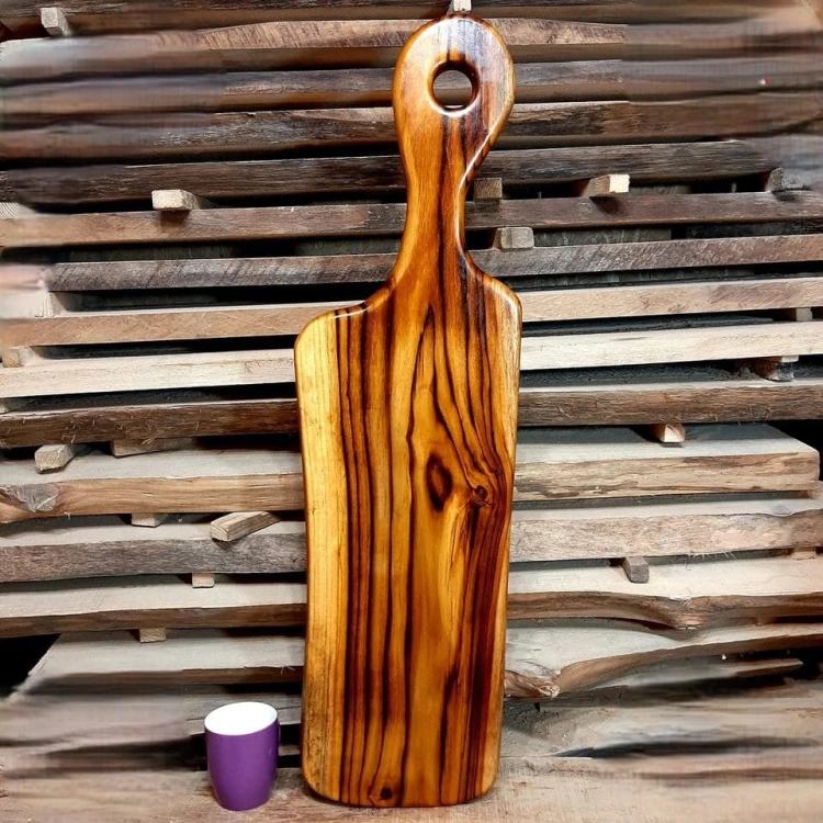 deska do krojenia, podawania przystawek wykonana z drewna tekowego, 
deska ma rączkę z otworem
wymiary deski 84x23cm