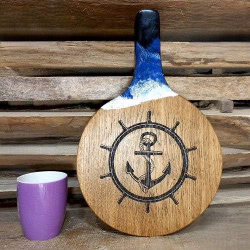 Deska do podawania serów,  dębowa, z żywicą imitującą falę morską,  wypalony na stałe wzór - koło sterowe i kotwicę 
deska ma rączkę 
wymiary deski 37x24cm