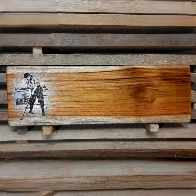 deska do krojenia i podawania serów z drewna tekowego
po lewej stronie dla ozdoby jest wypalona golfista
wymiary deski 16x50cm