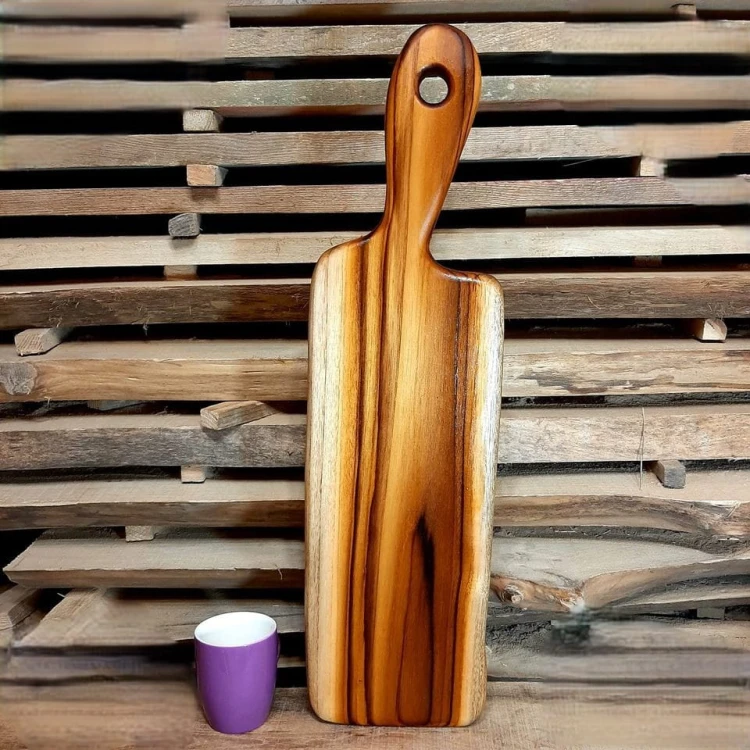 deska do krojenia, podawania przystawek - tekowa
deska ma rączkę z otworem
wymiary deski 66x18cm