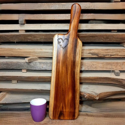 deska do krojenia, podawania przystawek - tekowa
po lewej stronie na górze deska ma wypalony ozdobny wzór - serce
deska ma rączkę 
wymiary deski 57x15cm