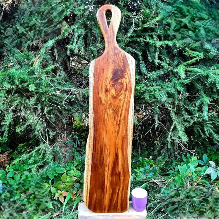 deska do krojenia, podawania przystawek - tekowa
deska ma rączkę z otworem
wymiary deski 103x22cm