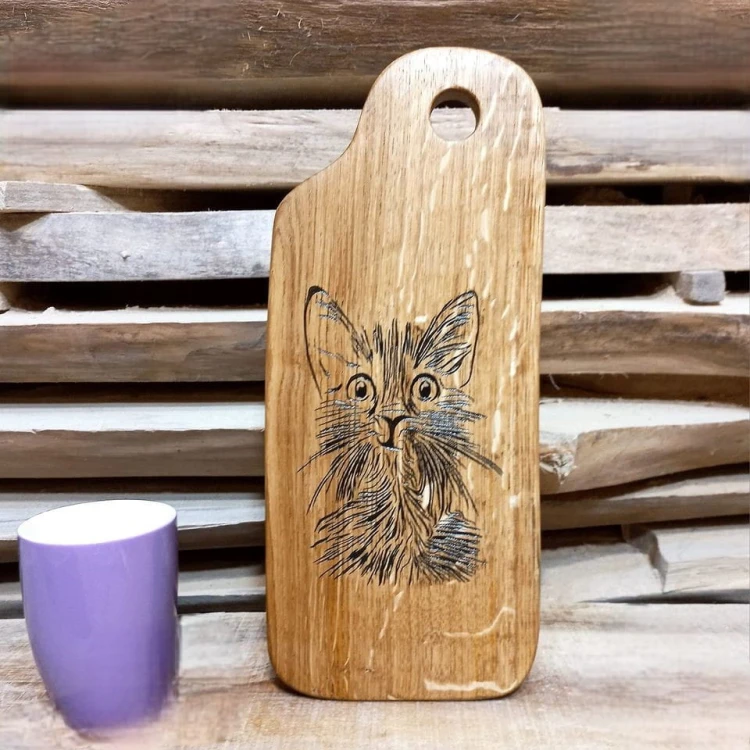 deska dębowa do krojenia i serwowania 
posiada rączkę 
na środku jest wypalony ozdobny kot
wymiary deski 34x14cm