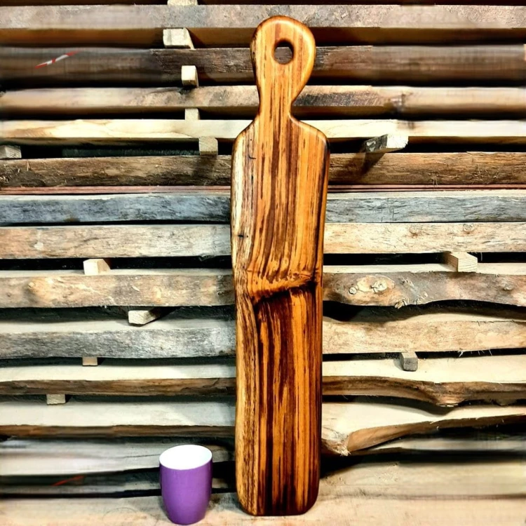 deska do krojenia, podawania przystawek - tekowa
deska ma rączkę z otworem
wymiary deski 73x13cm