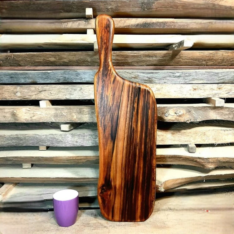 deska do krojenia, wykonana z drewna tekowego deska może służyć również do podawania serów. deska na rączkę   wymiary deski 65x18cm