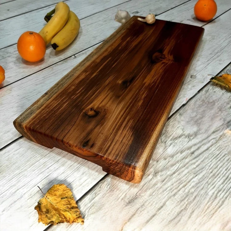 deska do krojenia, wykonana z drewna tekowego
po obu stronach od dołu ma podcięcia aby ułatwić chwytanie 
wymiary deski 50x21x4cm