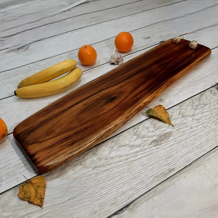 deska do krojenia, wykonana z drewna tekowego
deska może służyć również do podawania serów  
wymiary deski 67x19cm