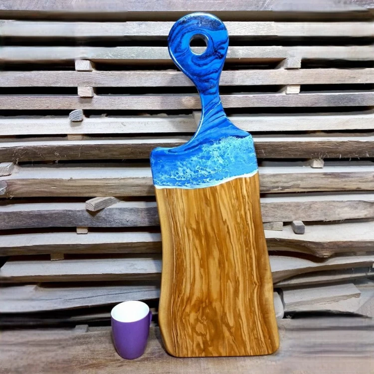 Deska do podawania serów, wykonana z drewna oliwnego
plaster posiada ozdobną żywicę imitującą morskie fale 
wymiary deski  70x24x3cm