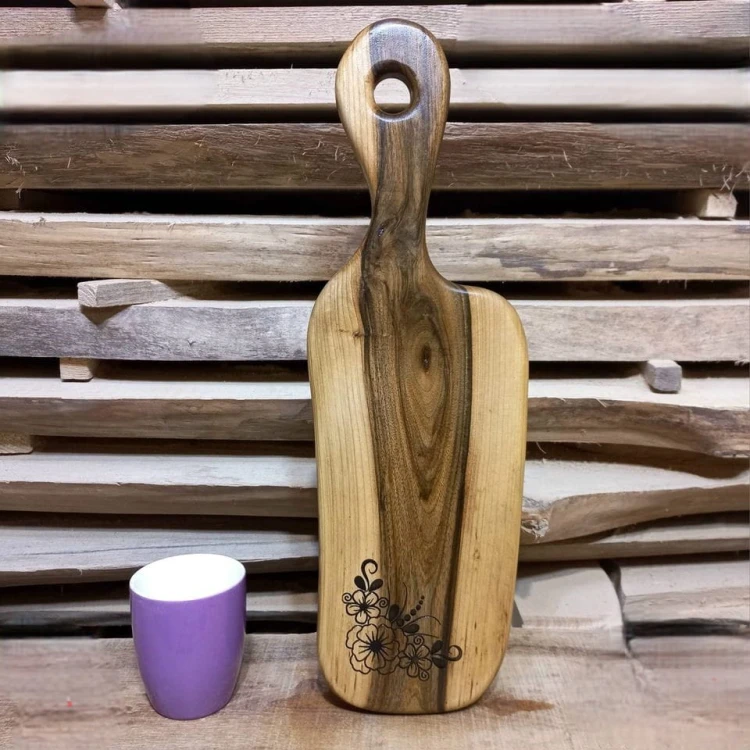 Deska do serwowania z orzecha włoskiego
na desce są wypalone do ozdoby deski kwiaty
deska ma rączkę z dziurką 
wymiary deski 55x27cm