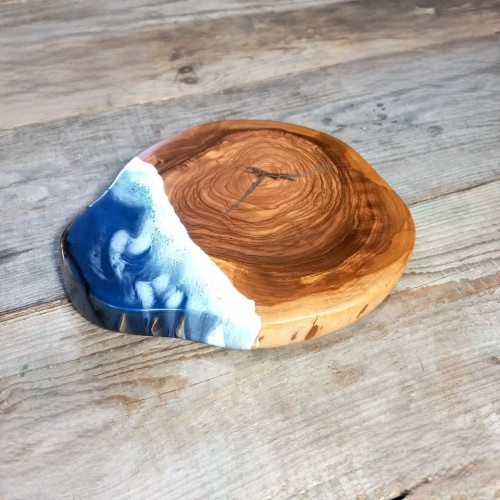 Plaster z drewna oliwnego do podawania serów
ręcznie robiony
z ozdobną żywicą
Wymiary 24x22cm
