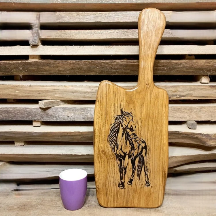 Deska drewniana ze wzorem, deska do serwowania
deska ma wypalony ozdobny wzór - koń
wymiary 56x21 cm.