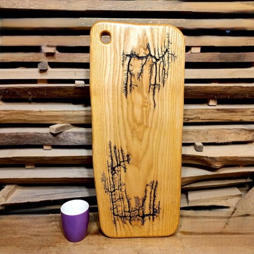 Deska do podawania serów - jesionowa
z wypalonymi figurami lichtenberga.
Wymiary 59x25cm
