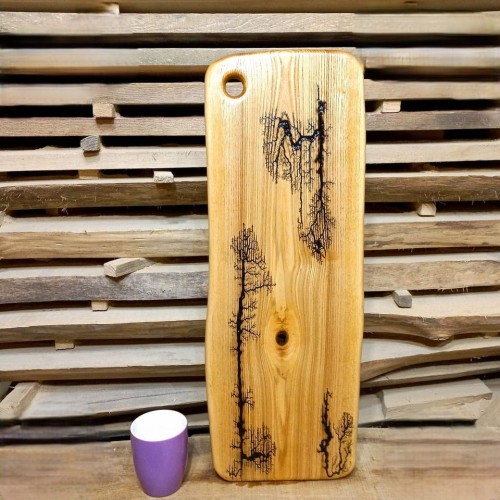 Deska do podawania serów - jesionowa
z wypalonymi figurami lichtenberga.
Wymiary 62x23cm