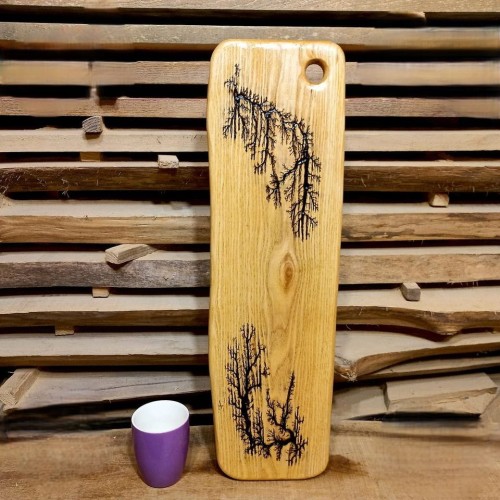 Deska do podawania serów - jesionowa
z wypalonymi figurami lichtenberga.
Wymiary 61x19cm