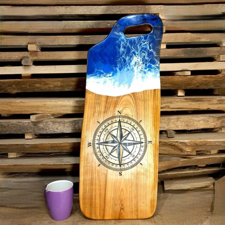 Deska do podawania serów,  czereśniowa, z żywicą imitującą falę morską,  wypalony na stałe wzór - kompas
deska ma rączkę 
wymiary deski 60x23cm