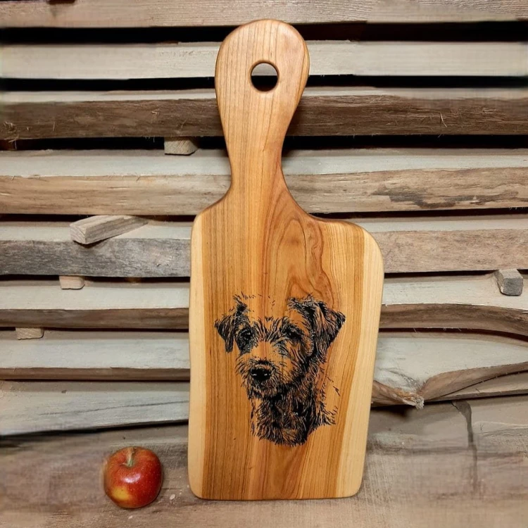 Deska do podawania serów,  czereśniowa
posiada wypalony do ozdoby wzór  - pies
deska ma rączkę 
wymiary deski 50x20cm