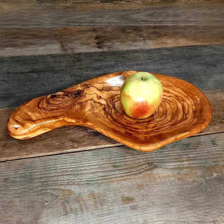 patera drewniana z drewna oliwnego
ręcznie robiona
wymiary 51x19cm