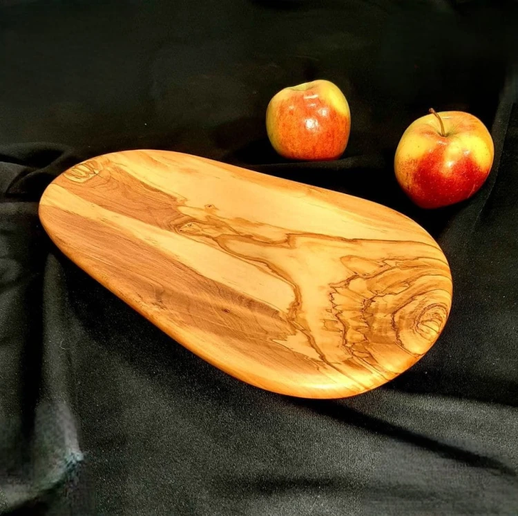 patera drewniana z drewna oliwnego
patera do podawania owoców ciastek orzechów 
wymiary 34x19cm