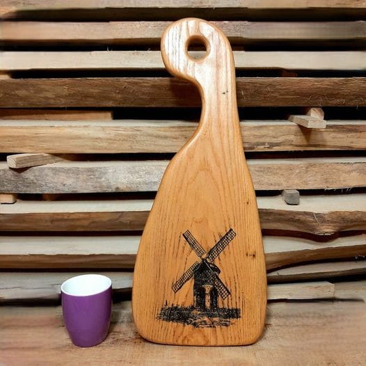 Deska drewniana ze wzorem, deska do serwowania
deska ma wypalony ozdobny wzór - wiatrak
wymiary 51x22cm.