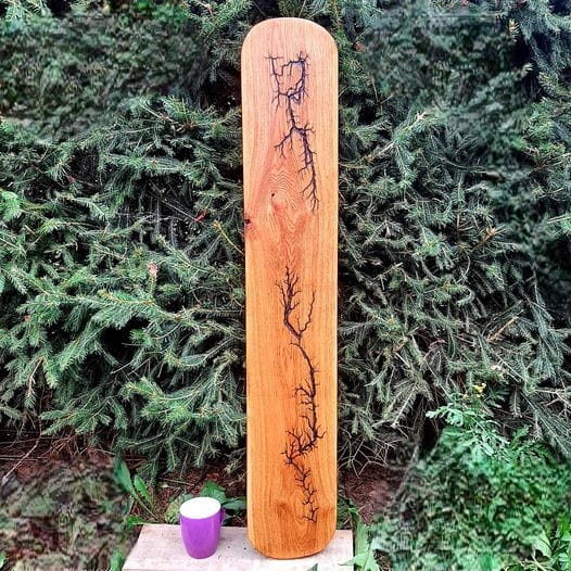 Deska do podawania serów - jesionowa
z wypalonymi figurami lichtenberga.
Wymiary 102x17cm