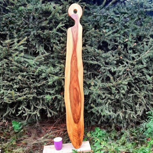 Deska do serwowania z orzecha włoskiego
deska posiada rączkę
wymiary deski 134x19cm