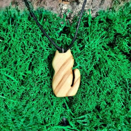 wisiorek damski z drewna oliwnego w kształcie kota.
wisiorek jest na bawełnianym sznurku z możliwością regulacji długości 
wysokość 40mm