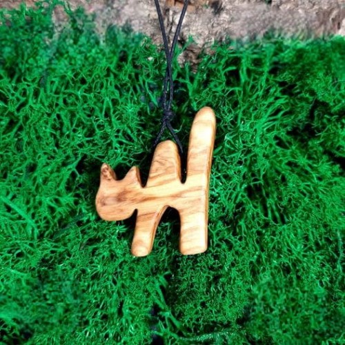 wisiorek damski z drewna oliwnego w kształcie kota. wisiorek jest na bawełnianym sznurku z możliwością regulacji długości  wysokość wisiorka 43mm