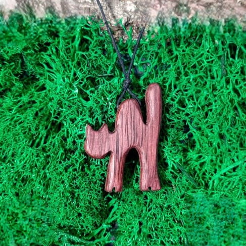 wisiorek damski z drewna amaranth w kształcie kota.
wisiorek jest na bawełnianym sznurku z możliwością regulacji długości 
wysokość wisiorka 45mm