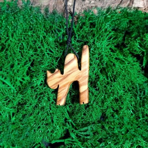 wisiorek damski z drewna oliwnego w kształcie kota.
wisiorek jest na bawełnianym sznurku z możliwością regulacji długości 
wysokość wisiorka 45mm