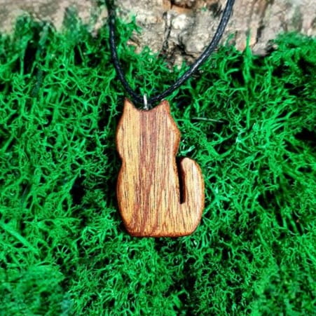 wisiorek damski z drewna mahoniowego w kształcie kota.
wisiorek jest na bawełnianym sznurku z możliwością regulacji długości 
wysokość 39mm