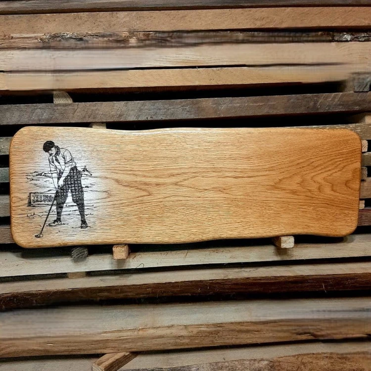 Deska drewniana do krojenia i podawania serów deska ma wypalony ozdobny wzór - golfista wymiary deski 20x61 cm.