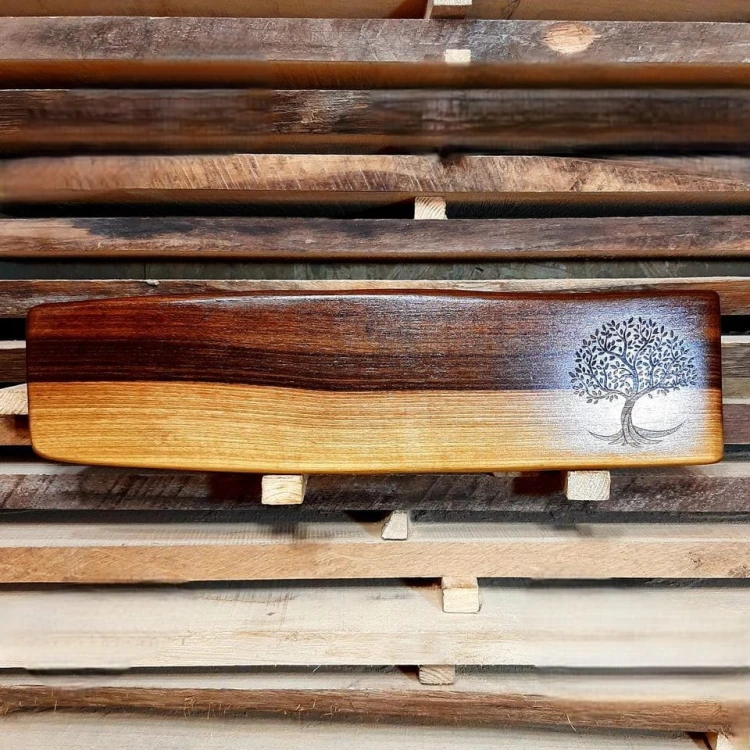 Deska drewniana ze wzorem, deska do serwowania
deska ma wypalony ozdobny wzór - drzewo życia
wymiary deski 14x54 cm.