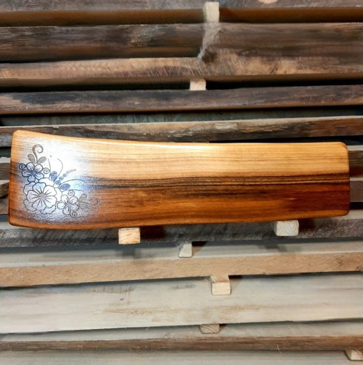 Deska drewniana ze wzorem, deska do serwowania
deska ma wypalony ozdobny motyw kwiatowy
wymiary deski 14x51 cm.