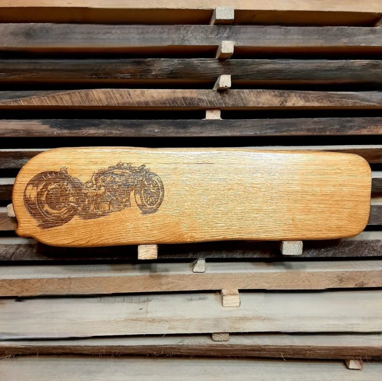 Deska drewniana ze wzorem, deska do serwowania
deska ma wypalony ozdobny wzór - motor
wymiary 16x59 cm.