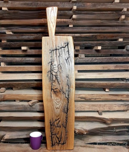 Deska do podawania serów - jesionowa
z wypalonymi figurami lichtenberga.
Wymiary 92x21cm