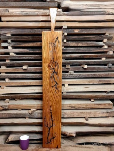 Deska do podawania serów - jesionowa z wypalonymi figurami lichtenberga. deska posiada rączkę.  Wymiary deski 113x15cm