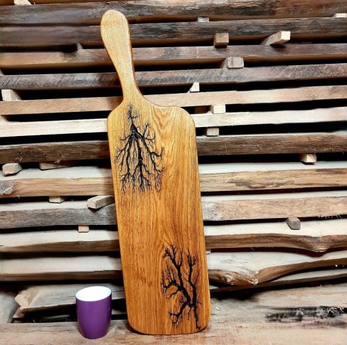 Deska do podawania serów - jesionowa
z wypalonymi figurami lichtenberga.
Wymiary 72x19cm