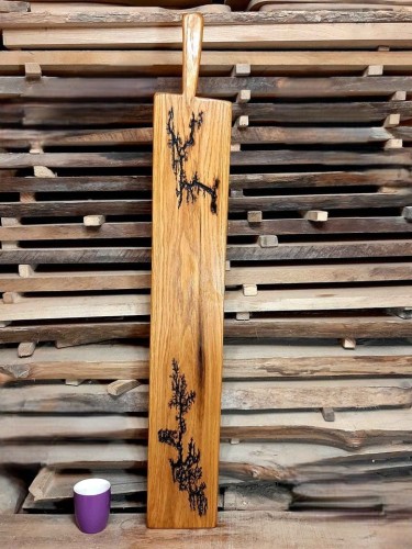 Deska do podawania serów dębowa
z wypalonymi figurami lichtenberga.
deska do serwowania
deska drewniana do podawania przystawek
Wymiary 82x15cm