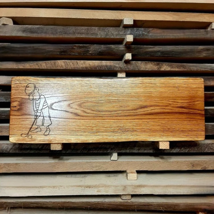 Deska drewniana ze wzorem, deska do serwowania
deska do podawania przekąsek
deska ma wypalony ozdobny wzór - golfista
wymiary 20x59 cm.