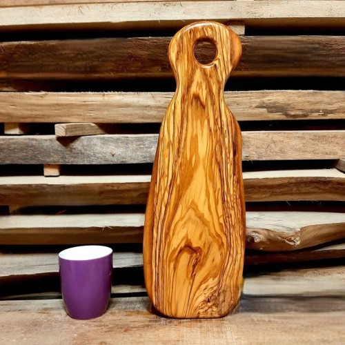 ręcznie robiona deska drewniana do krojenia i podawania przystawek z drewna oliwnego wymiary deski 43x15cm, deska ma rączkę z otworem ułatwiającym uchwyt