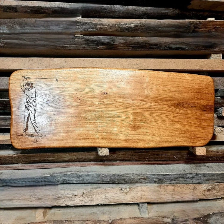 Deska drewniana do krojenia i podawania przekąsek, gatunek drewna dąb, na desce po lewej strony jest wypalony golfista, Wymiary deski - 23x61 cm