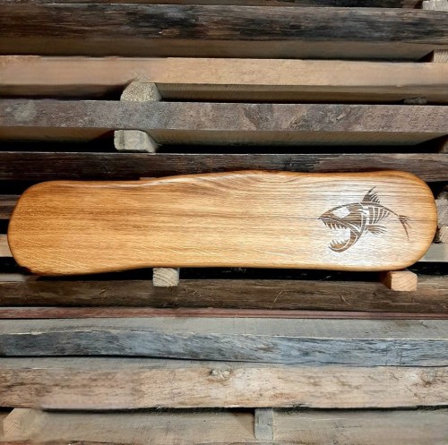 Deska drewniana do krojenia ozdobna
deska do krojenia i serwowania
deska do podawania przekąsek
deska do krojenia ozdobna. Wymiary deski - 12x53 cm