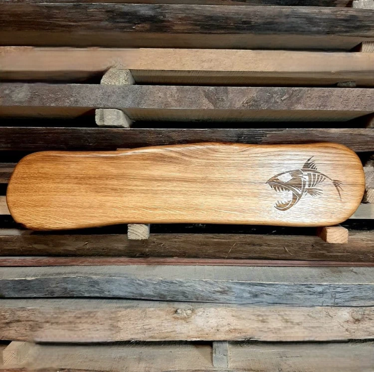 Deska drewniana do krojenia ozdobna
deska do krojenia i serwowania
deska do podawania przekąsek
deska do krojenia ozdobna. Wymiary deski - 12x53 cm