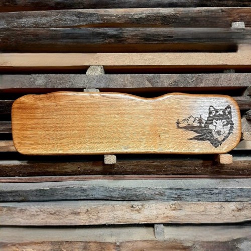 Deska drewniana do krojenia ozdobna
deska do krojenia i serwowania
deska do podawania przekąsek
deska do krojenia ozdobna
na desce jest wypalony wilk i góry. Wymiary deski - 16x58 cm