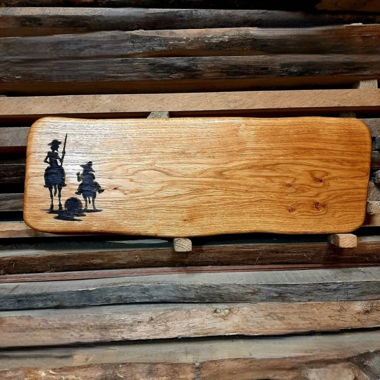 Deska drewniana do krojenia ozdobna
deska do krojenia i serwowania
deska do podawania przekąsek
deska do krojenia ozdobna
na desce jest wypalony Don Kichot i Sancho Pansa. Wymiary deski - 21x61 cm