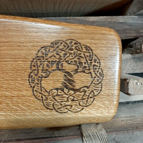 Deska drewniana do krojenia dębowa
deska do krojenia i serwowania dębowa
deska do podawania przekąsek dębowa
deska do krojenia ozdobna dębowa
na desce jest wypalony drzewo życia