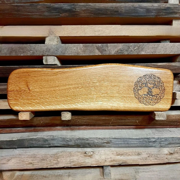 Deska drewniana do krojenia ozdobna
deska do krojenia i serwowania
deska do podawania przekąsek
deska do krojenia ozdobna
na desce jest wypalony drzewo życia. wymiary deski 14x50cm