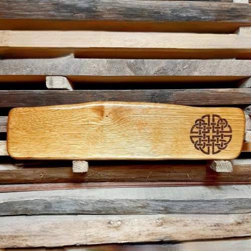 Deska drewniana do serwowana ozdobna
deska do podawania serów dębowa
deska do podawania przekąsek dębowa
deska do podawania przystawek 
na desce jest wypalony Węzeł Dara. Wymiary deski - 12x47 cm